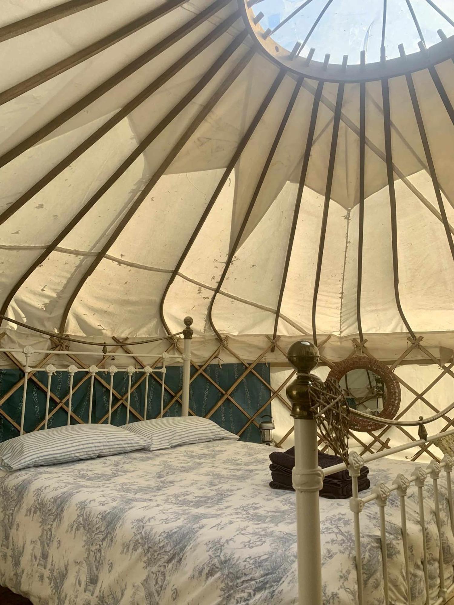 Отель Ceridwen Glamping, Double Decker Bus And Yurts Llandysul Экстерьер фото