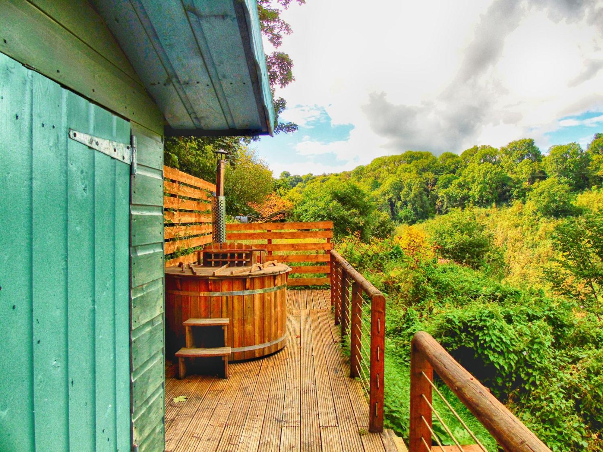 Отель Ceridwen Glamping, Double Decker Bus And Yurts Llandysul Экстерьер фото