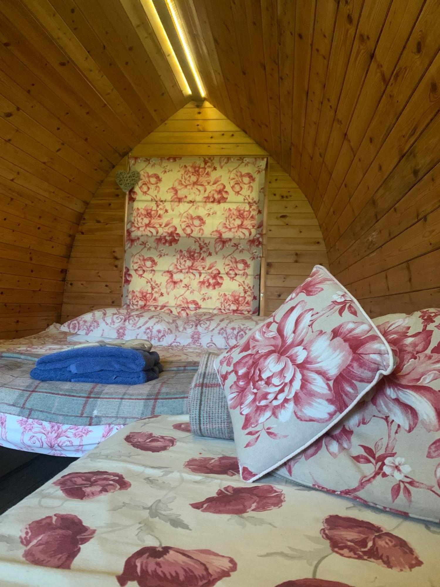 Отель Ceridwen Glamping, Double Decker Bus And Yurts Llandysul Экстерьер фото