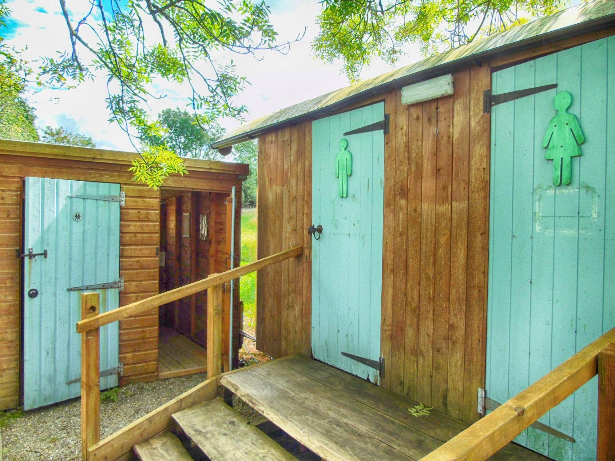 Отель Ceridwen Glamping, Double Decker Bus And Yurts Llandysul Экстерьер фото