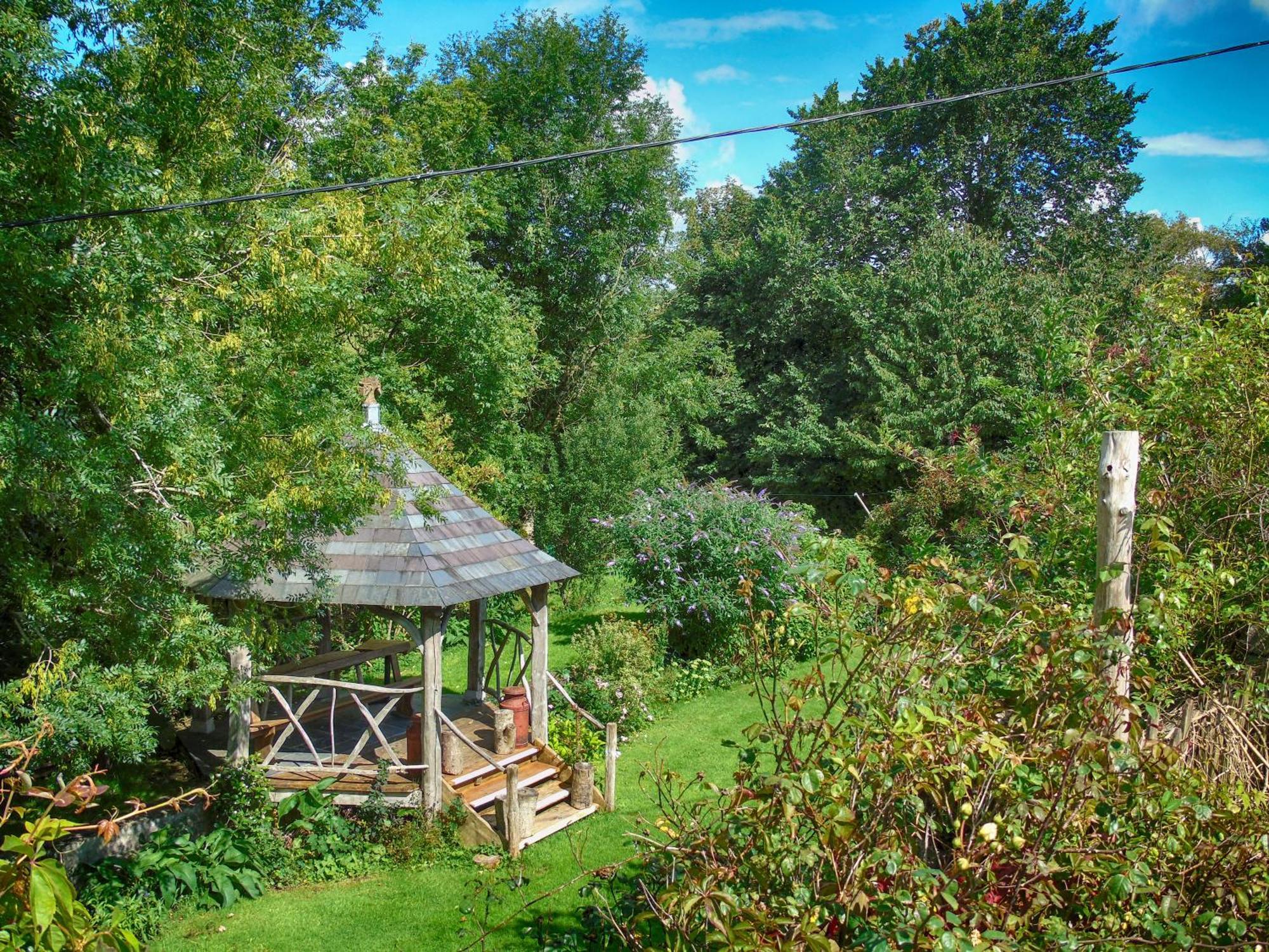Отель Ceridwen Glamping, Double Decker Bus And Yurts Llandysul Экстерьер фото